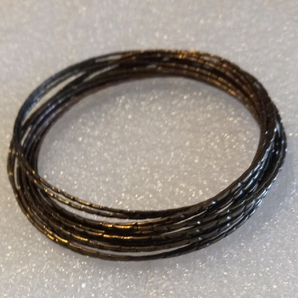 17 interlocked Elegant Gold and Black Bangles